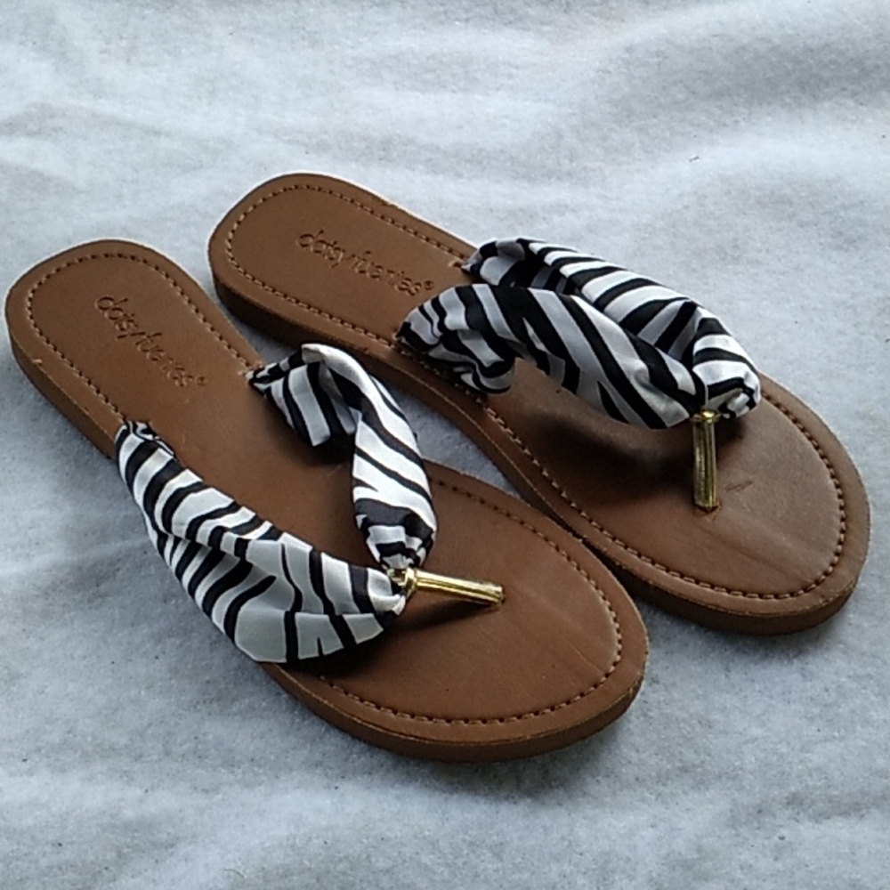Daisy Fuentes med. 7/8 zebra pattern sandals 👡